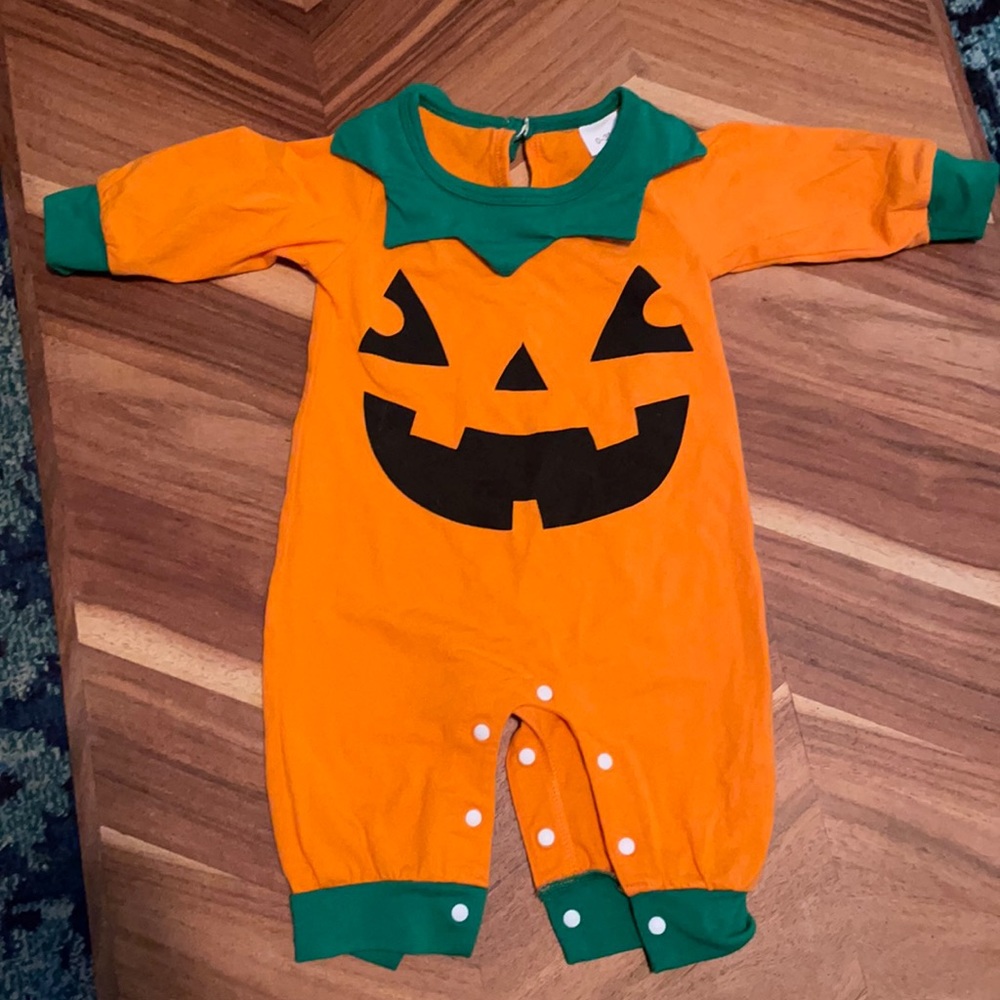 Brand new, pumpkin costume for baby 0-3